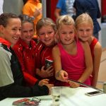 Selina Büchel trainiert mit den jugendlichen Athleten.