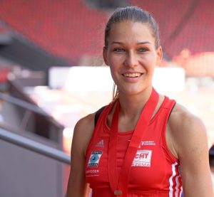 Stolze Medaillen Gewinnerin